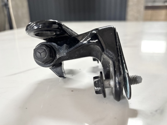 MERCEDES 2467201137 Петля двери передней левой в наличии Винница