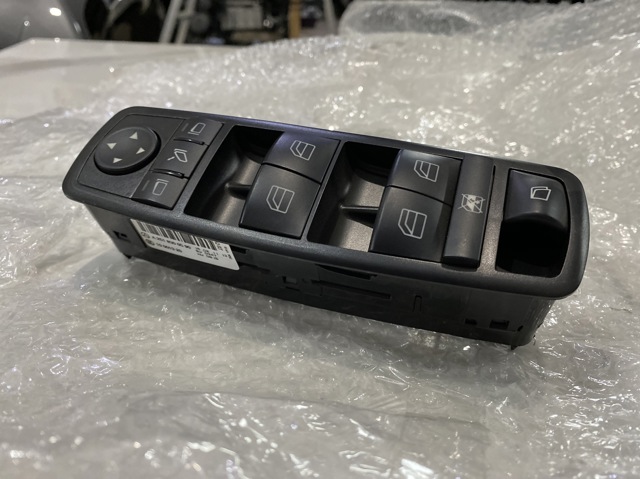 Кнопки переднего левого стеклоподъемника A2518300590 MERCEDES