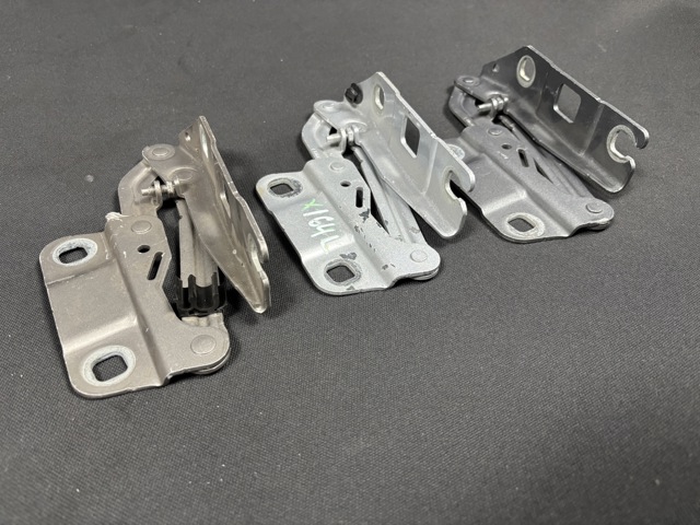 Левая петля капота A2518800328 MERCEDES