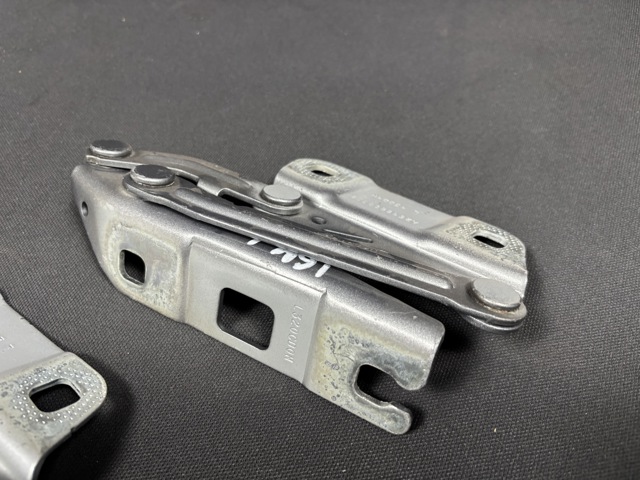 MERCEDES A2518800328 Петля капота левая в наличии Украина