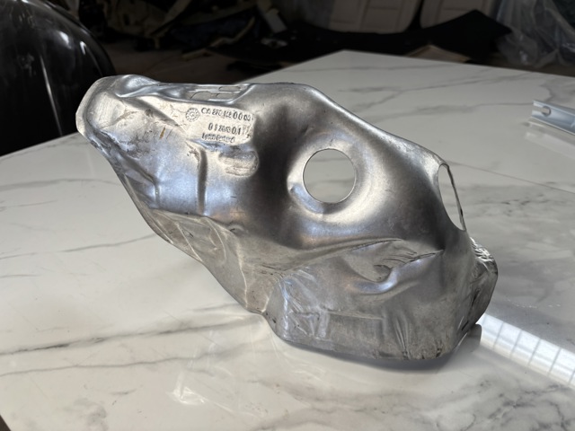 Крышка выпускного коллектора A2701420000 MERCEDES