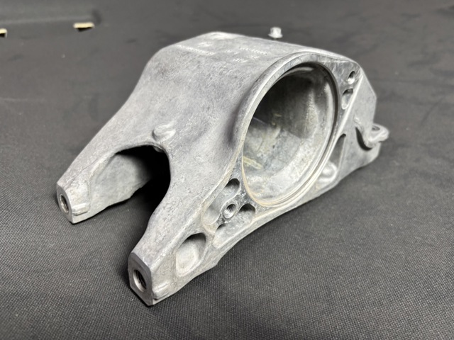 Подушка (опора) двигателя, правая задняя A2702230138 MERCEDES