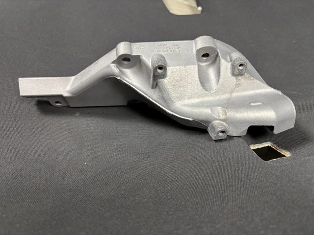 Кронштейн подушки (опоры) двигателя, левой A2782236704 MERCEDES