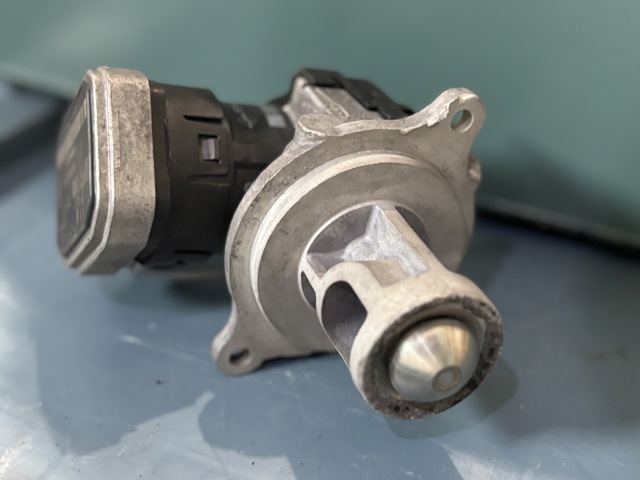 Клапан EGR системы рециркуляции отработавших газов A6401401960 MERCEDES