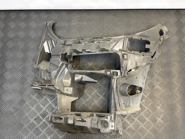 Крепление противотуманки, левой 51117421819 BMW