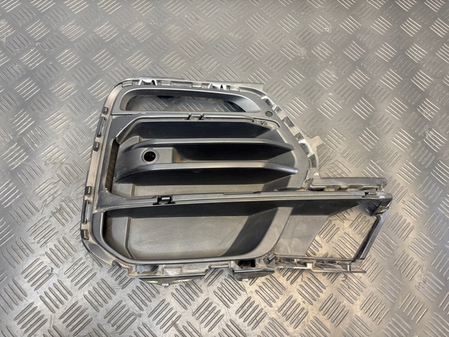Заглушка ПТФ бампера переднего правая 51117449688 BMW