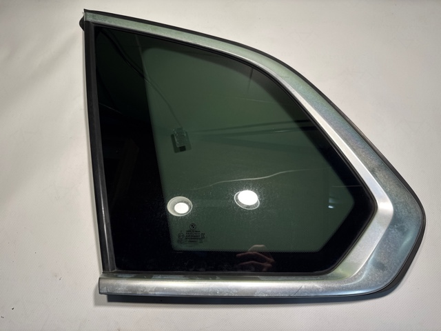 Стекло багажника, левое 51377444077 BMW