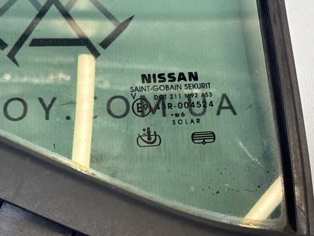 Стекло угловое двери задней 82262EB320 NISSAN