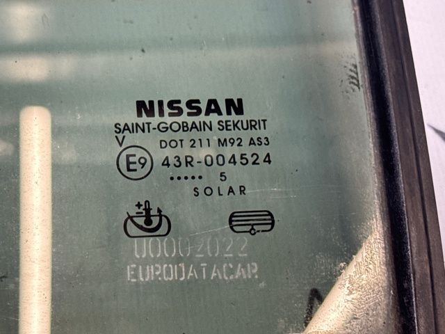 NISSAN 82262EB33A Стекло-форточка двери задней правой в наличии Украина