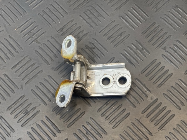Навеска двери водителя (петли) 824204P00A NISSAN