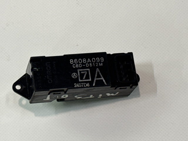 MITSUBISHI 8608A099 Кнопочный блок управления стеклоподъемником передний правый в наличии Сумы