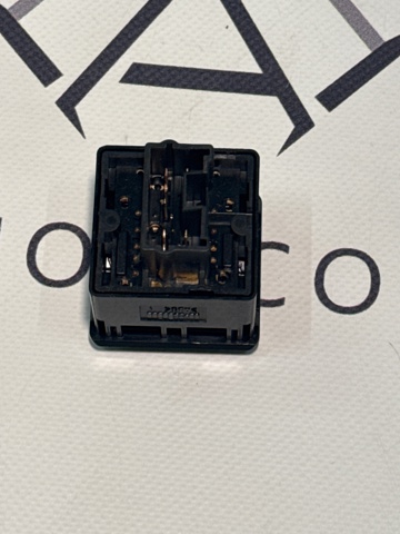8610A114 MITSUBISHI Кнопка включения обогрева сиденья купить в Ирпень