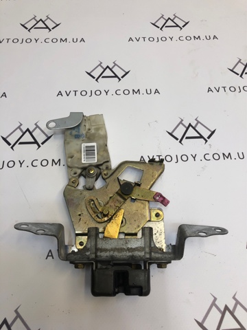 Замок стекла задней третей-пятой двери 90330EA500 NISSAN