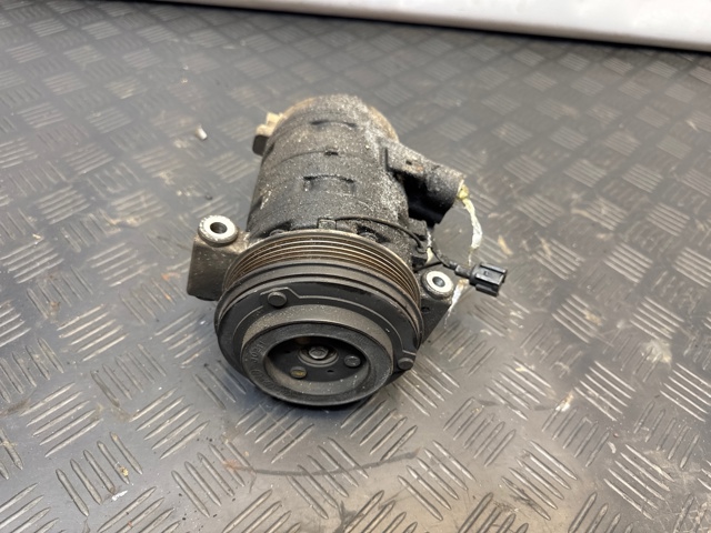 Компрессор климатической установки 926004JA1A NISSAN