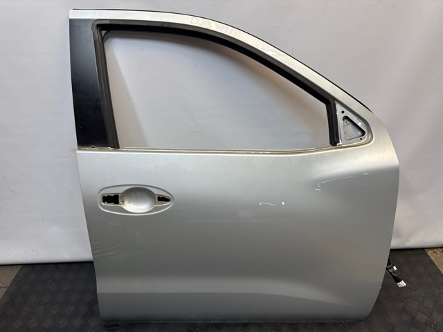 Пассажирская передняя дверь H01004JKAA NISSAN