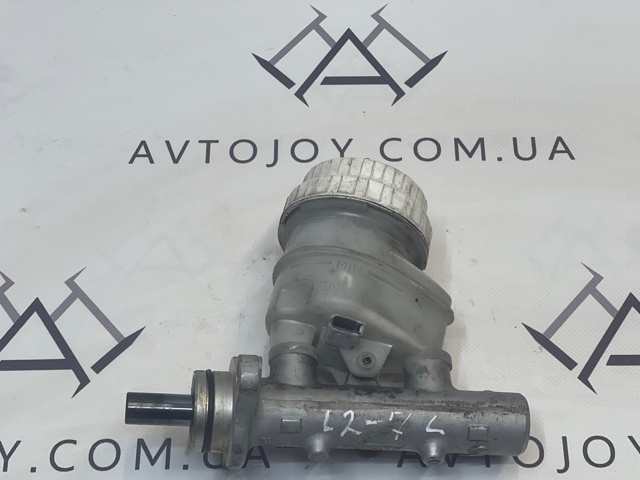 Цилиндр главный тормоза (гидротормозов) MN102882 MITSUBISHI