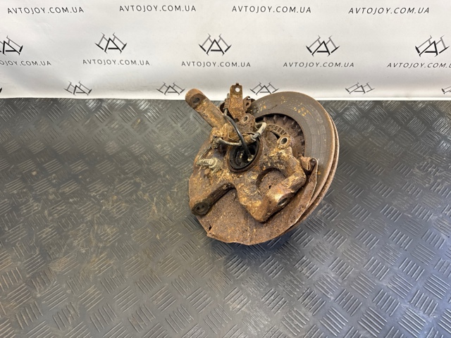 Цапфа (поворотный кулак) передний правый MR113895 MITSUBISHI