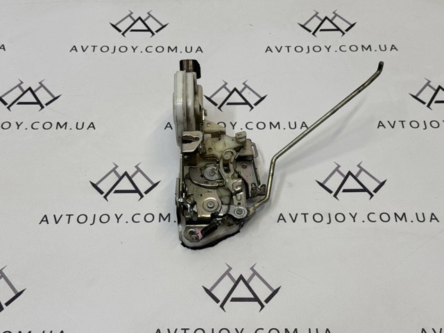 Дверной замок передний правый Mitsubishi Pajero III