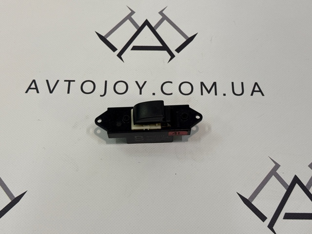 Кнопки переднего правого стеклоподъемника MR587944 MITSUBISHI