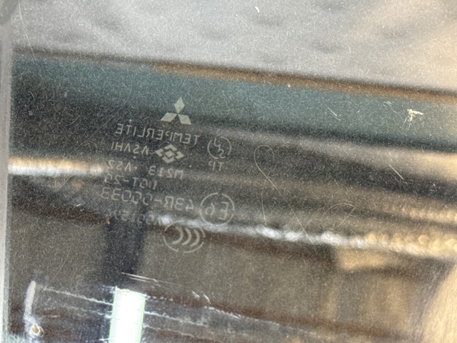 Стекло передней правой двери MR978106 MITSUBISHI