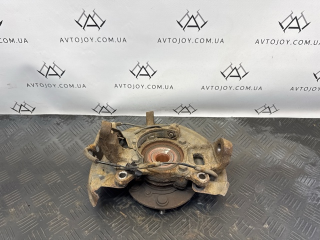 Цапфа (поворотный кулак) передний левый MR992377 MITSUBISHI