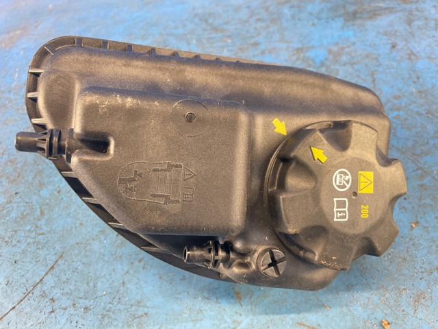 17138689765 BMW Бачок системы охлаждения купить в Каменское