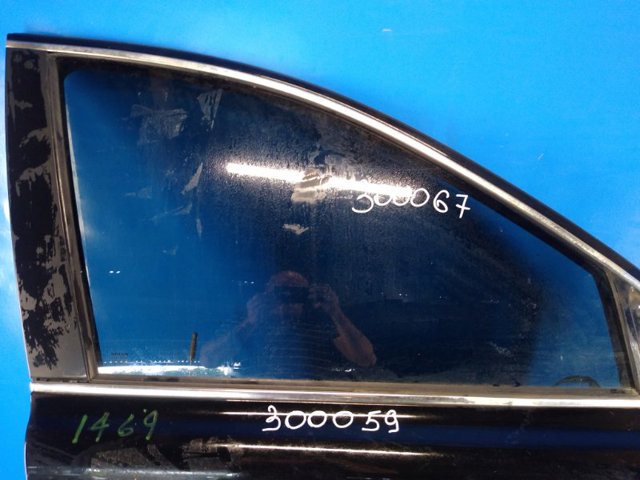 Стекло двери передней правой 30779415 VOLVO