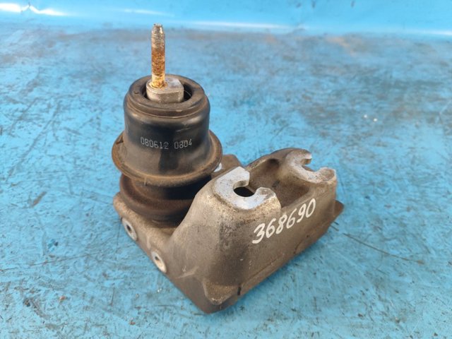 Кронштейн подушки (опоры) двигателя, правой 41032AJ050 SUBARU