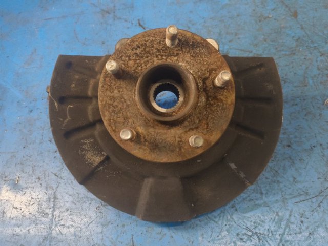 SUZUKI 4515165J00 Цапфа (поворотный кулак) передний левый в наличии Украина