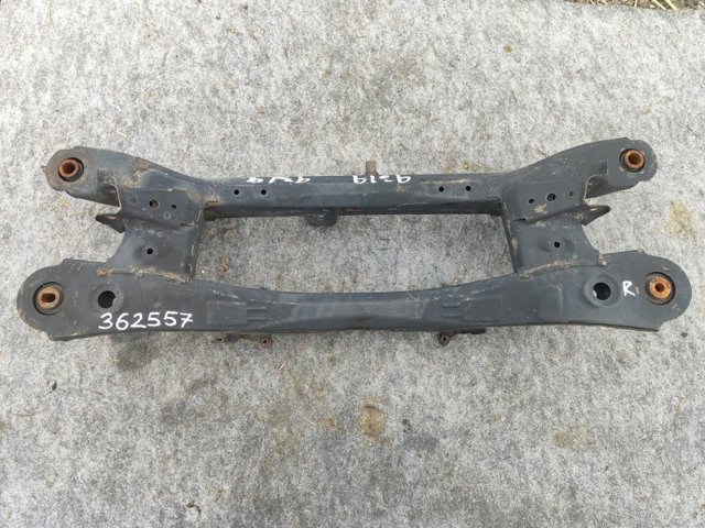 Поперечина задней подвески 5120675020 TOYOTA