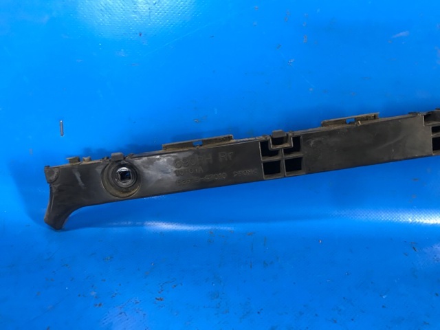 Правое крепление заднего бампера 5257547011 TOYOTA