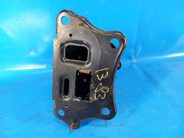Кронштейн усилителя переднего бампера 5710853010 TOYOTA