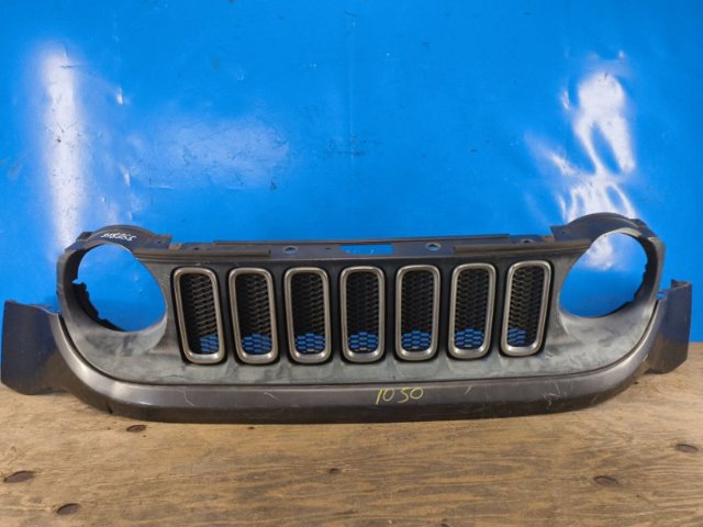 Бампер передний, верхняя часть 5UX70TZZAA CHRYSLER