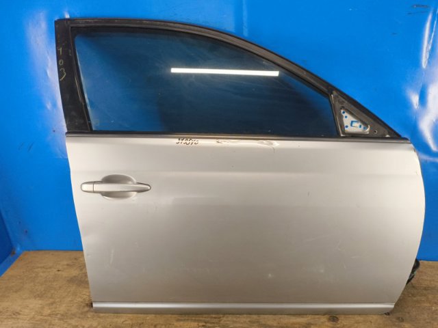 Пассажирская передняя дверь 67001AC060 TOYOTA