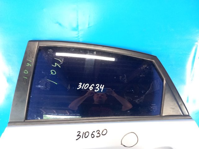 Стекло двери задней левой 6810447051 TOYOTA
