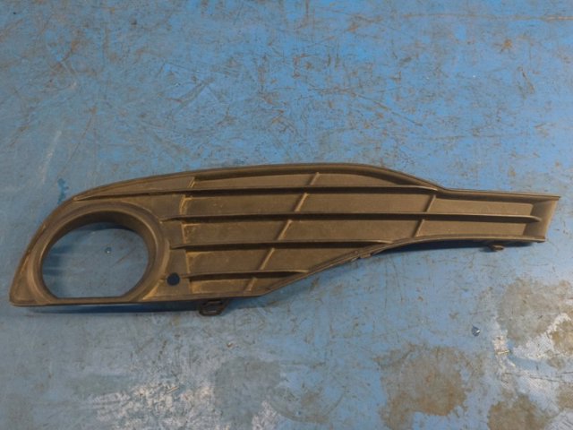  Решетка переднего бампера левая 7255365 BMW