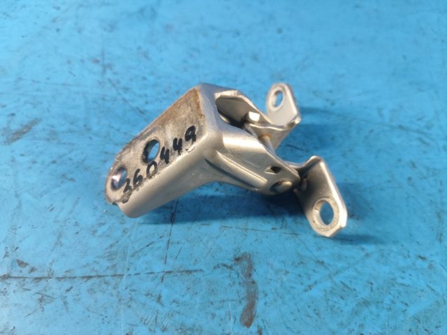 Петля передней двери правая 804006RA0A NISSAN