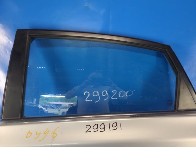 Стекло двери задней левой 823013SG0A NISSAN