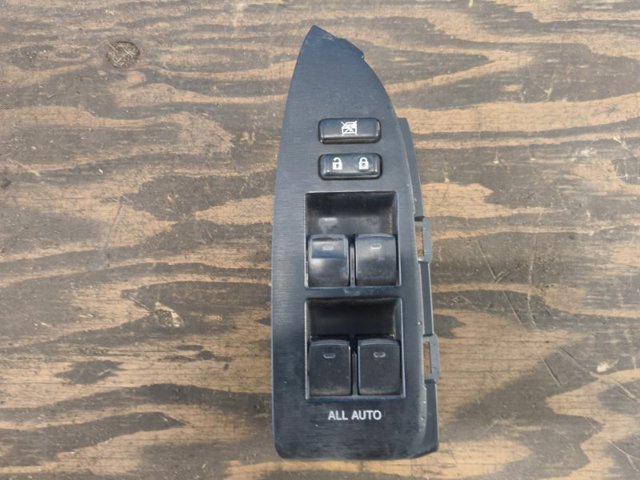 Кнопки переднего левого стекло подъёмника 8404033100 TOYOTA