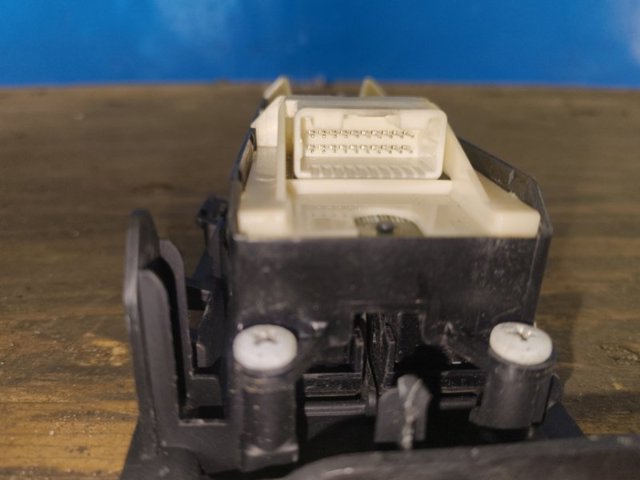 8404033100 TOYOTA Кнопочный блок управления стеклоподъемником передний левый купить в Николаев