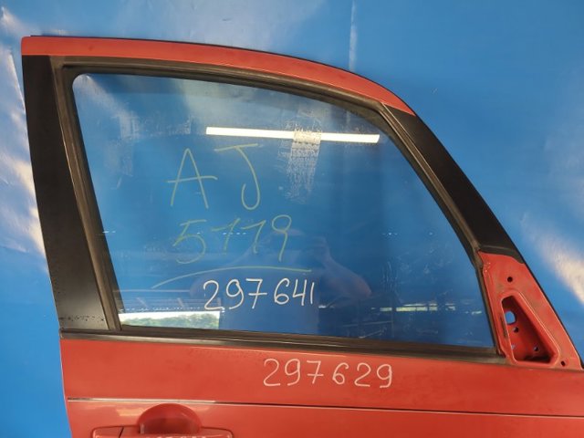 Стекло двери передней правой 8453180J00 SUZUKI