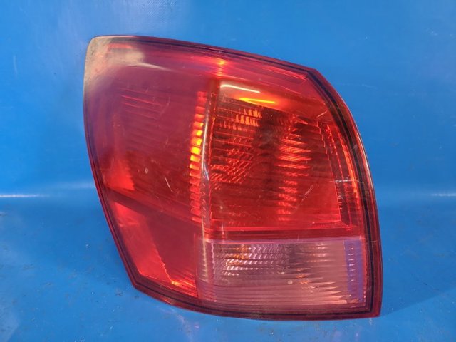 Задний правый внешний фонарь 89070311 NISSAN
