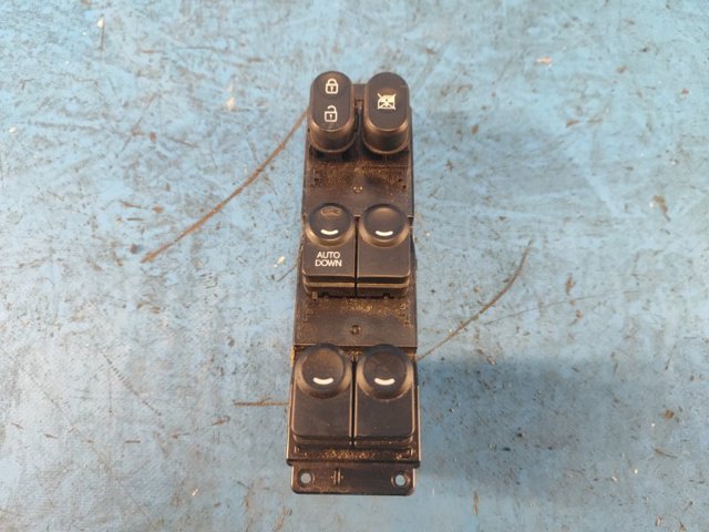 Кнопки переднего левого стекло подъёмника 935701R111 HYUNDAI