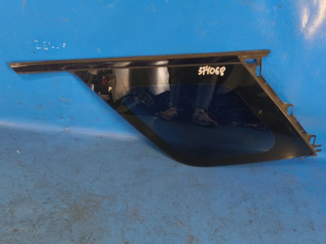 Стекло багажного отсека, правое LR078379 LAND ROVER