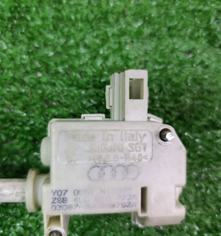 4L0810773A VAG Мотор-привод открытия лючка бака купить в Киев