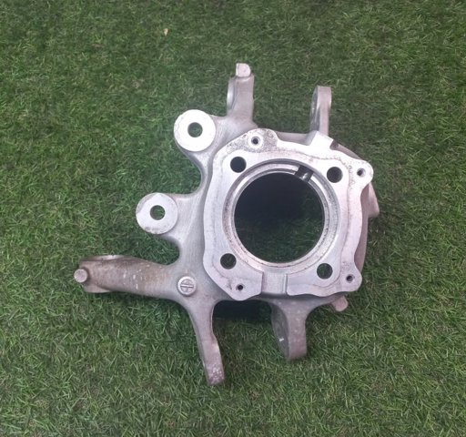 Цапфа поворотная правая 6793770 BMW