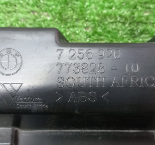 BMW 7256920 Кронштейн наружной накладки порога правой в наличии Николаев