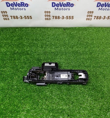 Держатель наружной ручки двери, задней левой 826115DM1A NISSAN