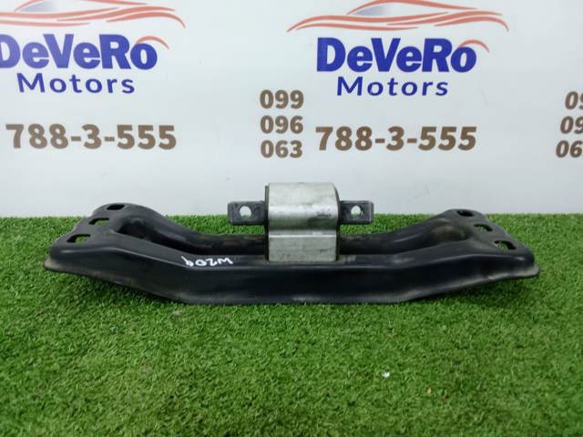 MERCEDES A2042422601 Балка крепления коробки передач в наличии Киев