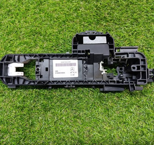 Держатель наружной ручки двери, правых дверей A2047601634 MERCEDES